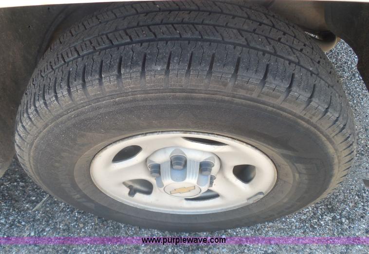 image for item I3412 2004 Chevrolet Silverado 1500 pickup truck