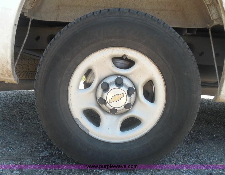 image for item I3412 2004 Chevrolet Silverado 1500 pickup truck