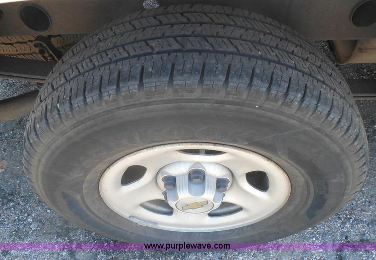 image for item I3412 2004 Chevrolet Silverado 1500 pickup truck