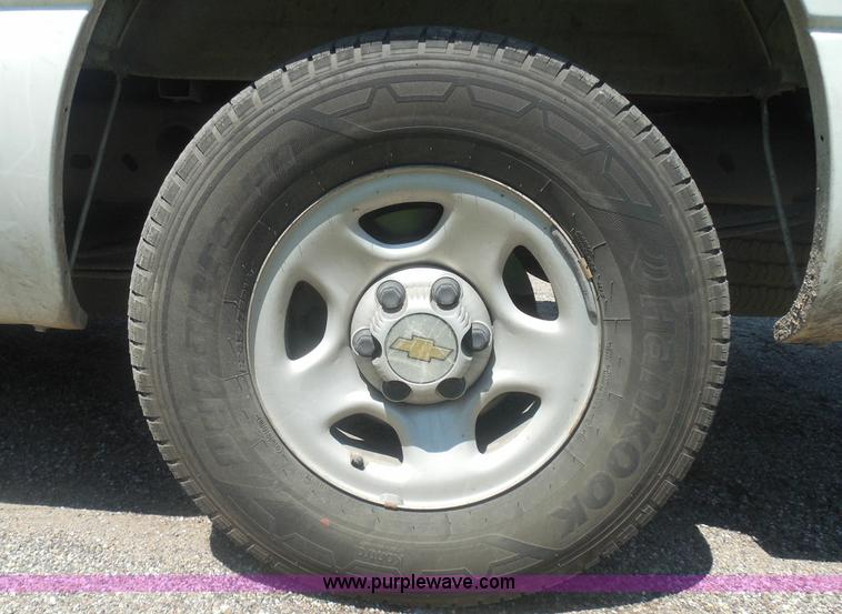 image for item I3412 2004 Chevrolet Silverado 1500 pickup truck