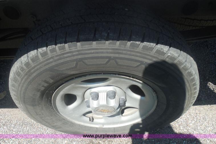 image for item I3412 2004 Chevrolet Silverado 1500 pickup truck