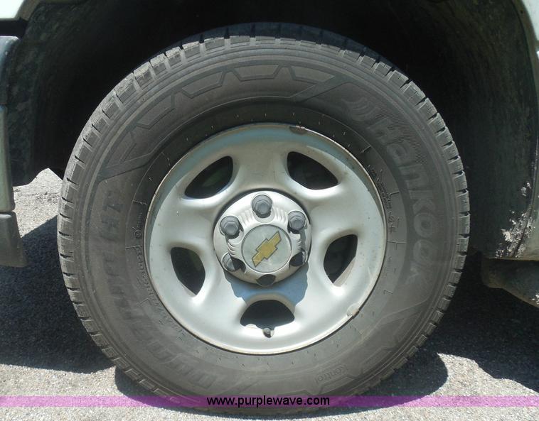 image for item I3412 2004 Chevrolet Silverado 1500 pickup truck