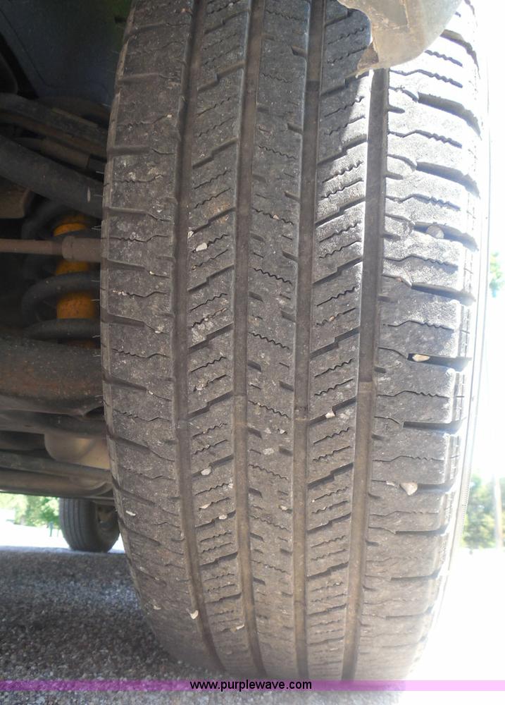 image for item I3412 2004 Chevrolet Silverado 1500 pickup truck