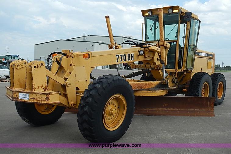 image for item I3553 1995 John Deere 770BH articulated motor grader