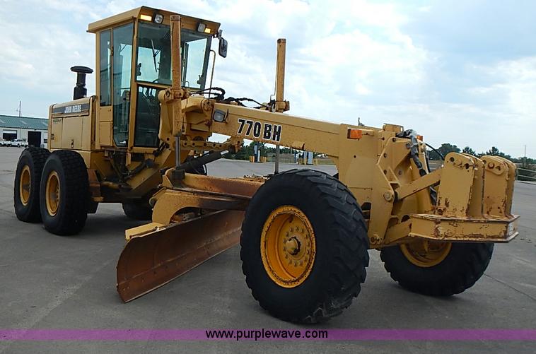 image for item I3553 1995 John Deere 770BH articulated motor grader
