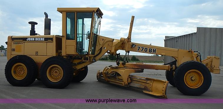 image for item I3553 1995 John Deere 770BH articulated motor grader
