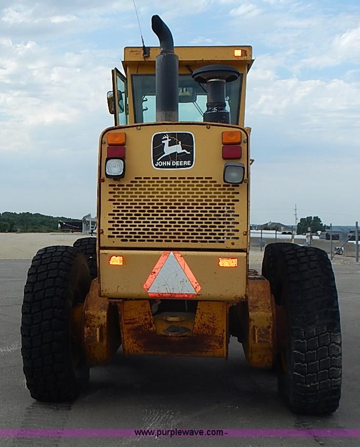 image for item I3553 1995 John Deere 770BH articulated motor grader