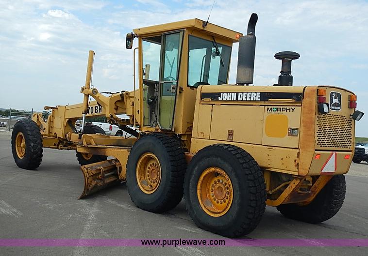 image for item I3553 1995 John Deere 770BH articulated motor grader