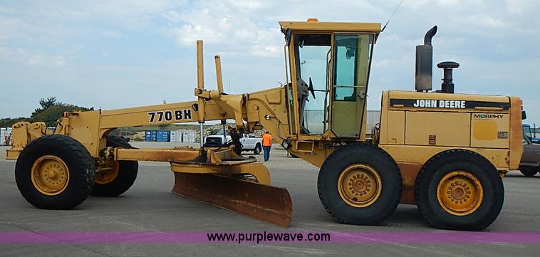 image for item I3553 1995 John Deere 770BH articulated motor grader