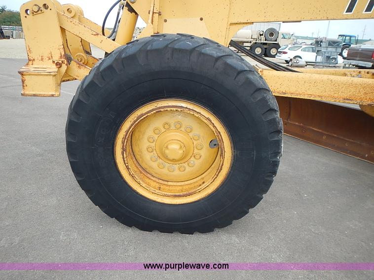 image for item I3553 1995 John Deere 770BH articulated motor grader