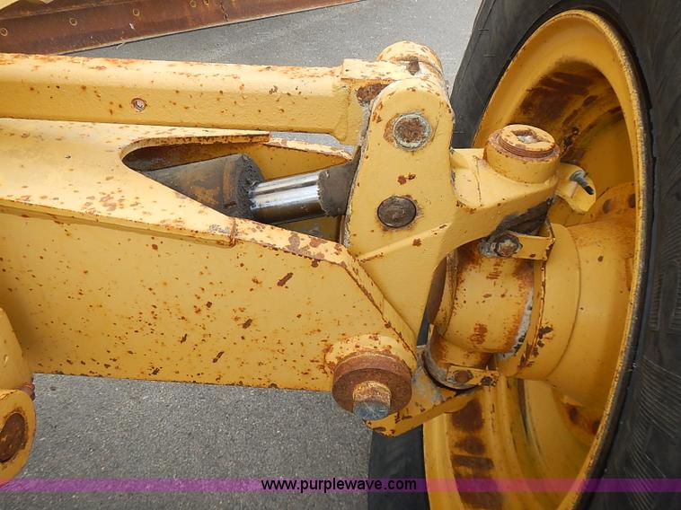 image for item I3553 1995 John Deere 770BH articulated motor grader