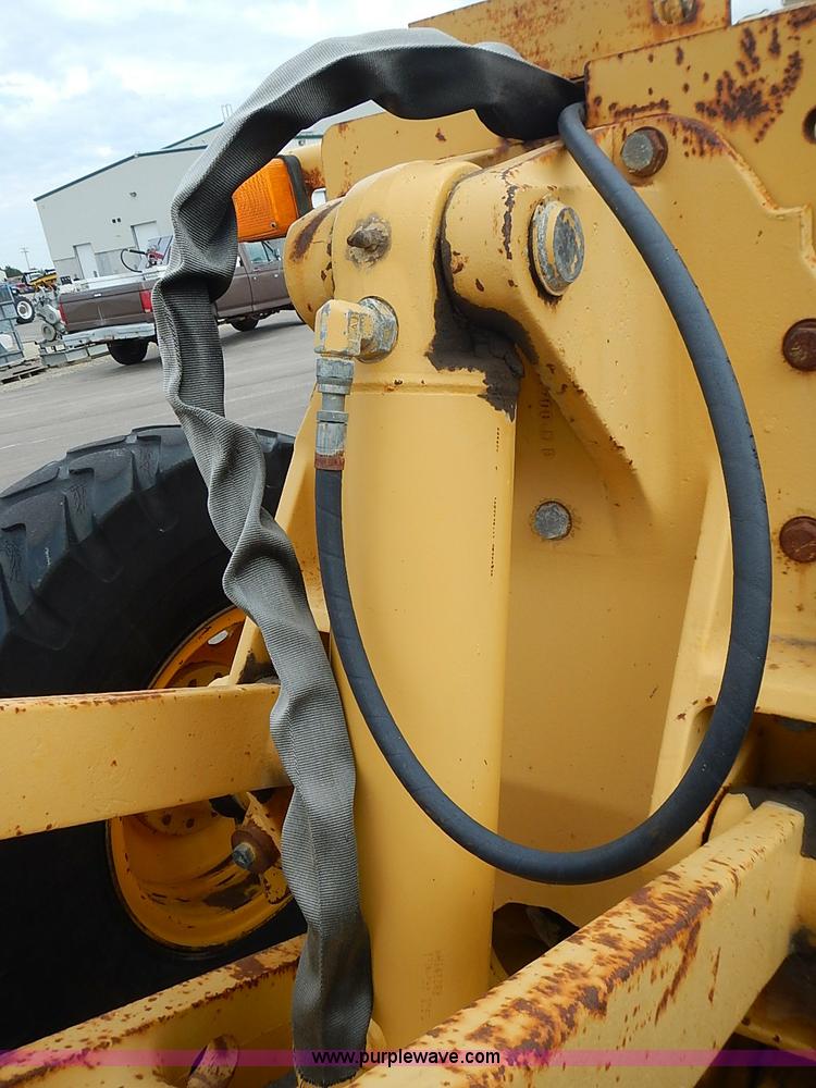 image for item I3553 1995 John Deere 770BH articulated motor grader