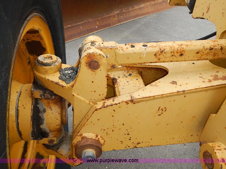 image for item I3553 1995 John Deere 770BH articulated motor grader