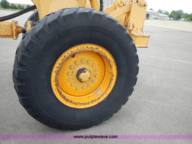 image for item I3553 1995 John Deere 770BH articulated motor grader