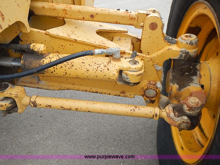 image for item I3553 1995 John Deere 770BH articulated motor grader