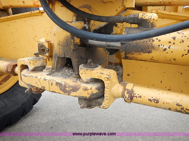 image for item I3553 1995 John Deere 770BH articulated motor grader