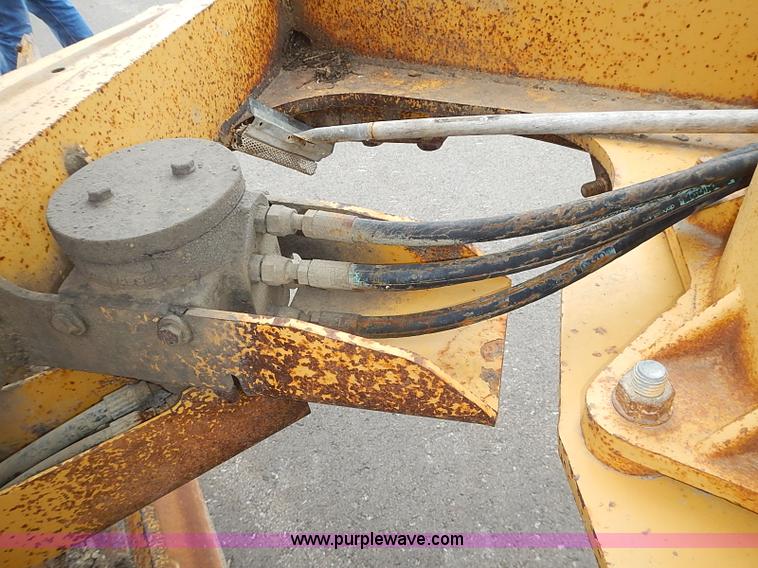 image for item I3553 1995 John Deere 770BH articulated motor grader