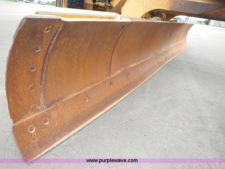 image for item I3553 1995 John Deere 770BH articulated motor grader