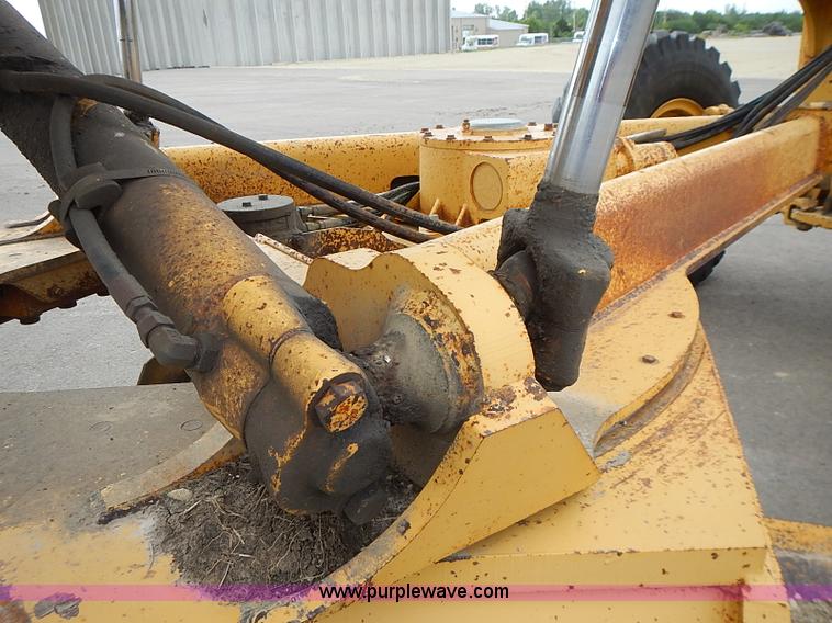 image for item I3553 1995 John Deere 770BH articulated motor grader