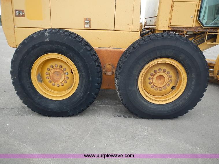 image for item I3553 1995 John Deere 770BH articulated motor grader