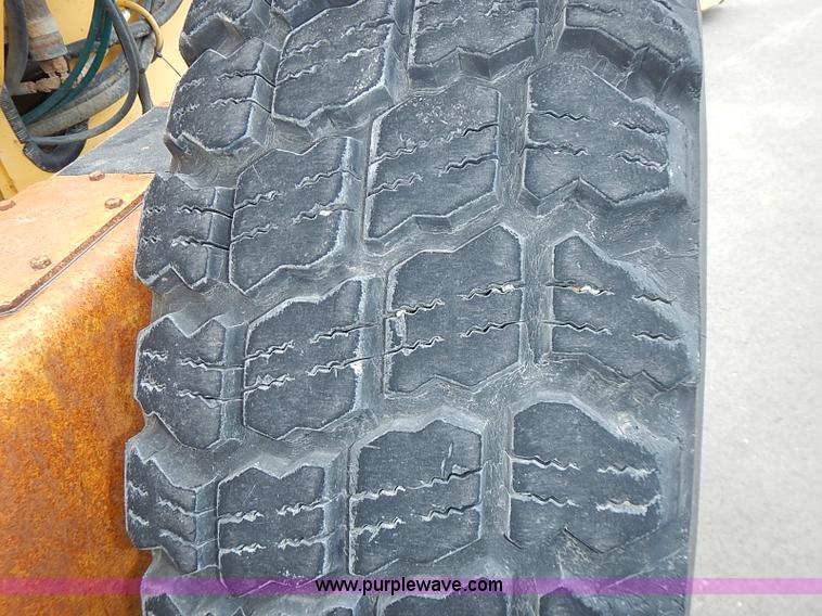 image for item I3553 1995 John Deere 770BH articulated motor grader