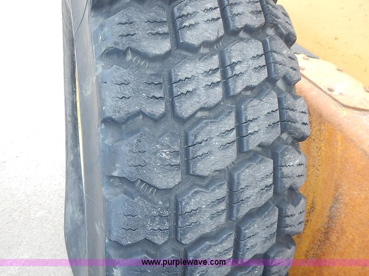 image for item I3553 1995 John Deere 770BH articulated motor grader