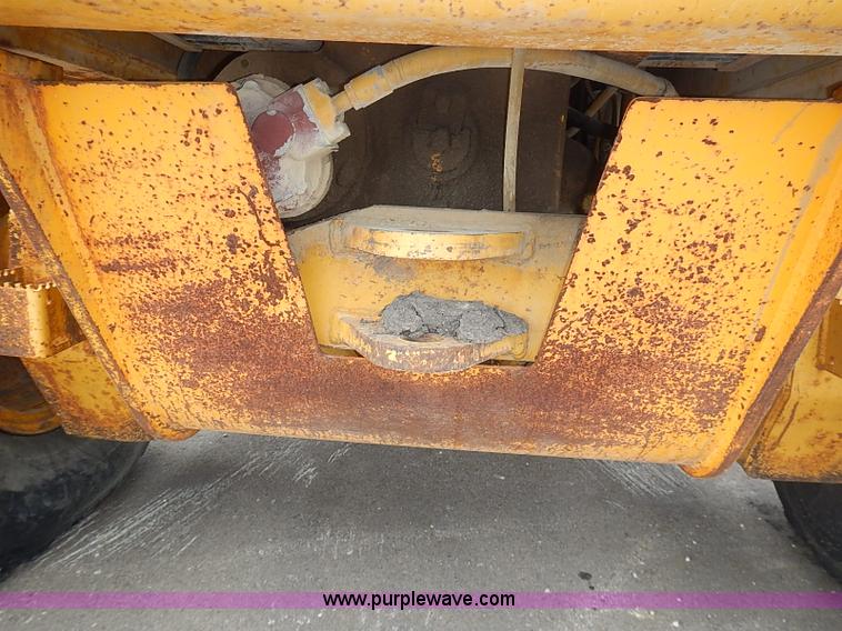 image for item I3553 1995 John Deere 770BH articulated motor grader