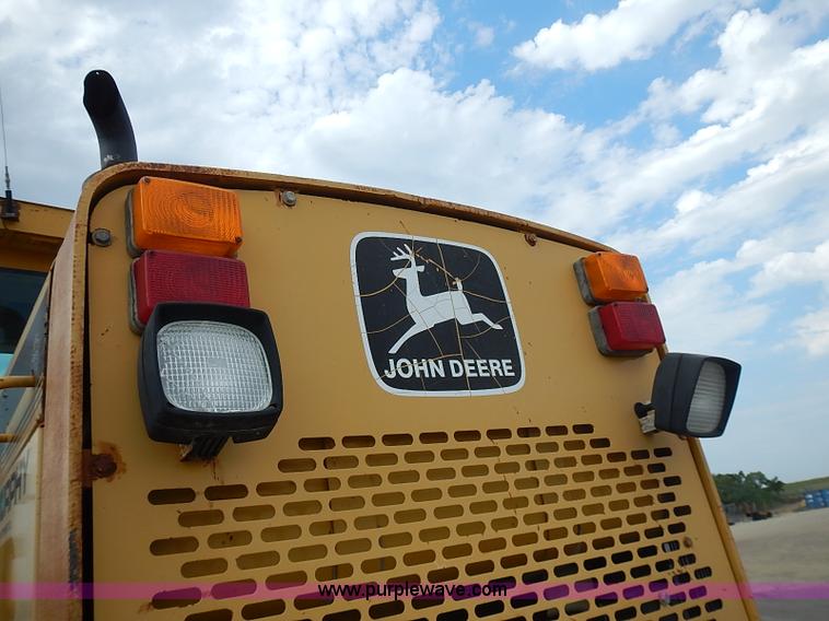 image for item I3553 1995 John Deere 770BH articulated motor grader