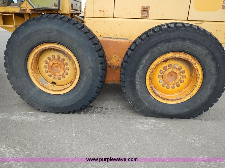 image for item I3553 1995 John Deere 770BH articulated motor grader