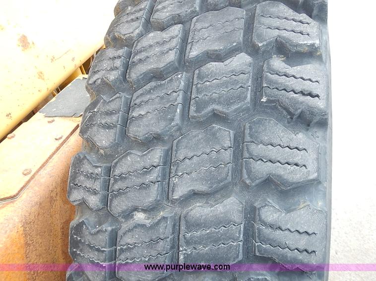 image for item I3553 1995 John Deere 770BH articulated motor grader