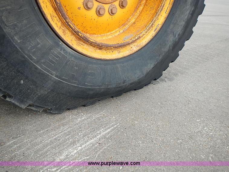 image for item I3553 1995 John Deere 770BH articulated motor grader