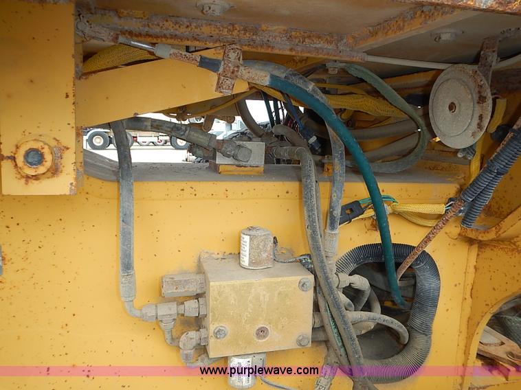 image for item I3553 1995 John Deere 770BH articulated motor grader