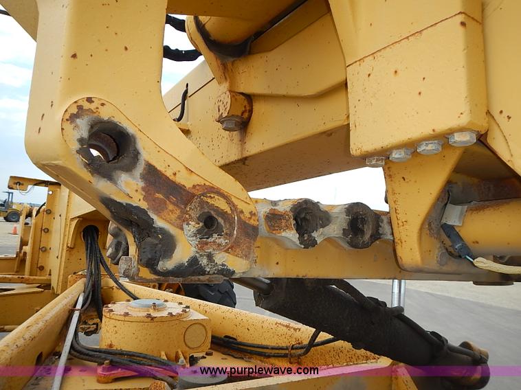 image for item I3553 1995 John Deere 770BH articulated motor grader