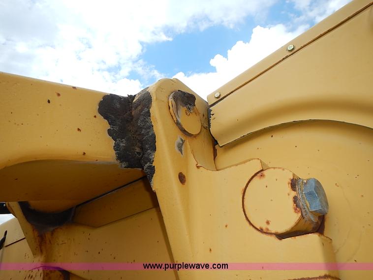 image for item I3553 1995 John Deere 770BH articulated motor grader