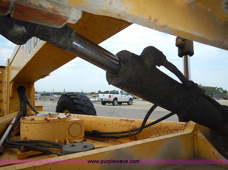 image for item I3553 1995 John Deere 770BH articulated motor grader