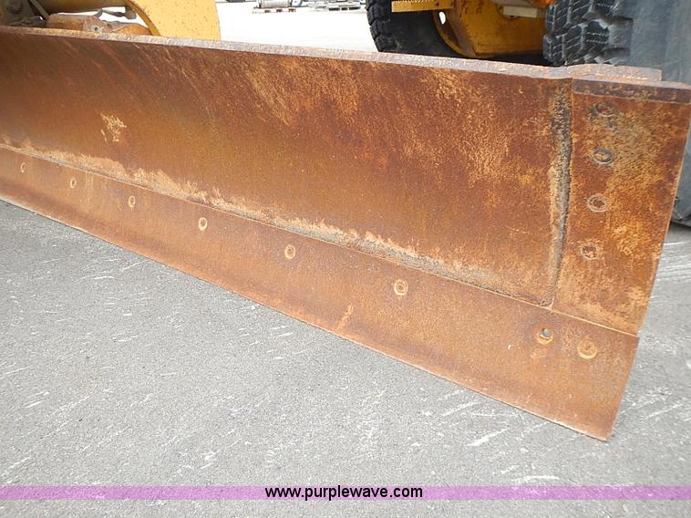 image for item I3553 1995 John Deere 770BH articulated motor grader