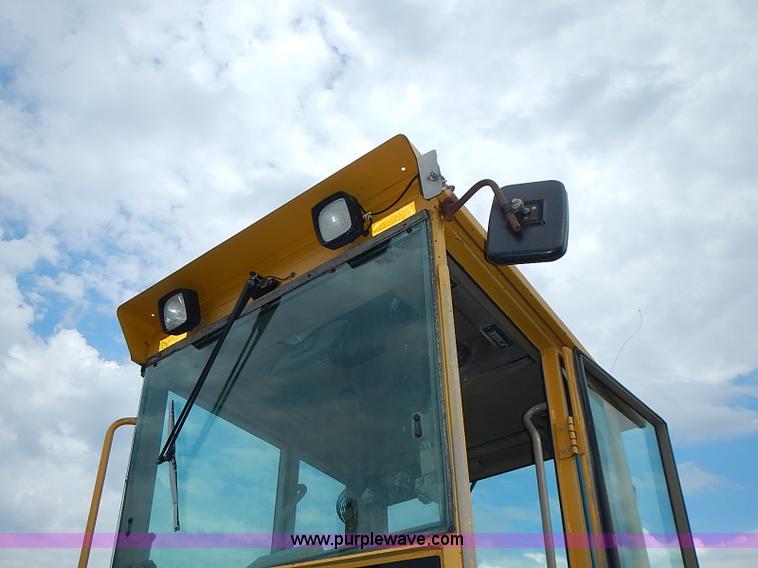 image for item I3553 1995 John Deere 770BH articulated motor grader