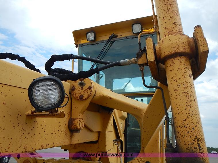 image for item I3553 1995 John Deere 770BH articulated motor grader