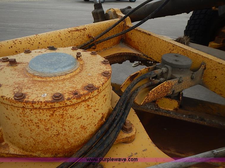 image for item I3553 1995 John Deere 770BH articulated motor grader