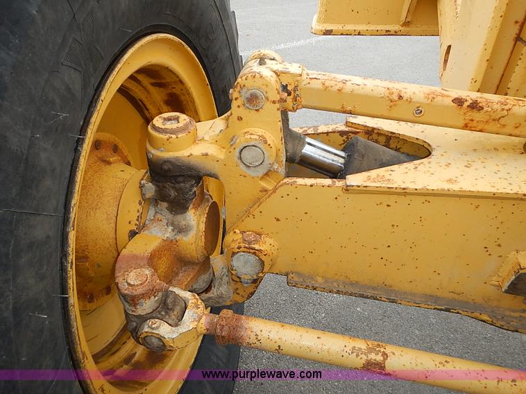 image for item I3553 1995 John Deere 770BH articulated motor grader