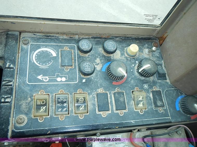 image for item I3553 1995 John Deere 770BH articulated motor grader