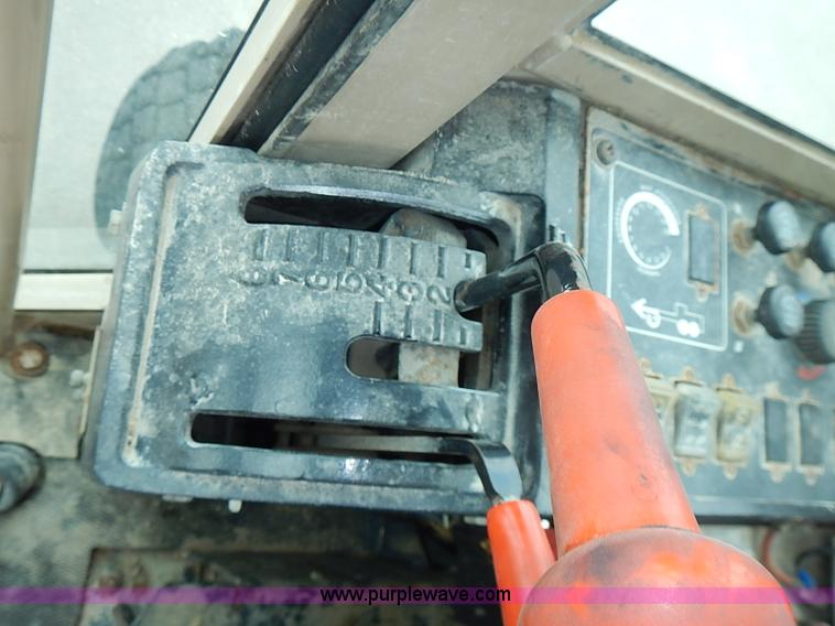 image for item I3553 1995 John Deere 770BH articulated motor grader