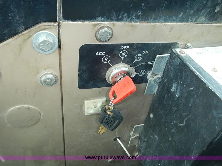 image for item I3553 1995 John Deere 770BH articulated motor grader