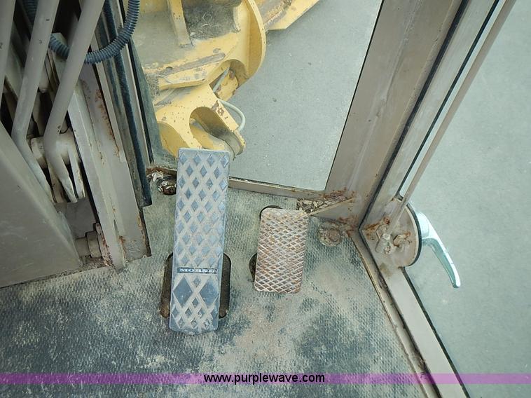 image for item I3553 1995 John Deere 770BH articulated motor grader