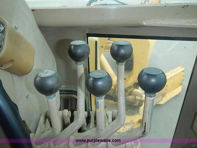 image for item I3553 1995 John Deere 770BH articulated motor grader