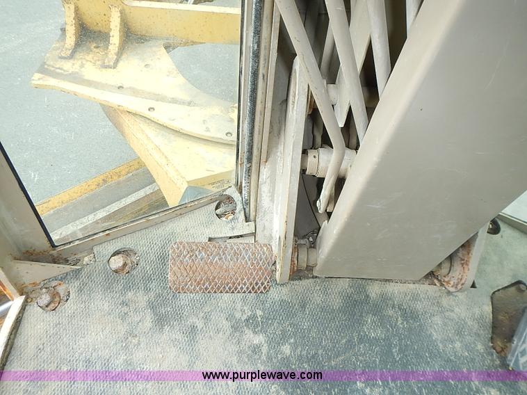 image for item I3553 1995 John Deere 770BH articulated motor grader