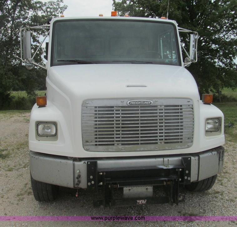 image for item I8975 1998 Freightliner FL70 dump truck