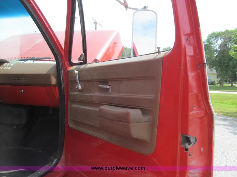 image for item I8987 1973 GMC C65 utility truck