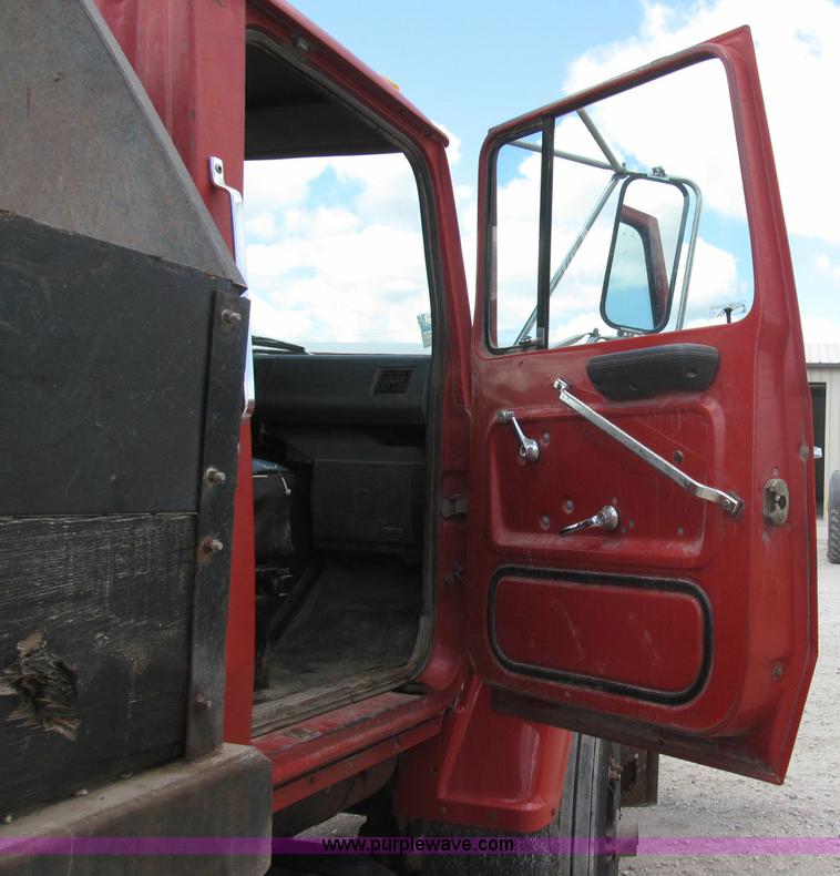 image for item I8996 1987 Ford LN8000 dump truck