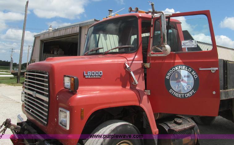 image for item I8996 1987 Ford LN8000 dump truck